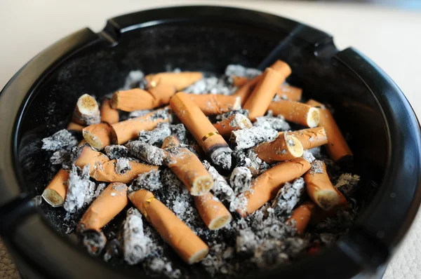 Aschenbecher mit Zigarettenstummeln — Stockfoto