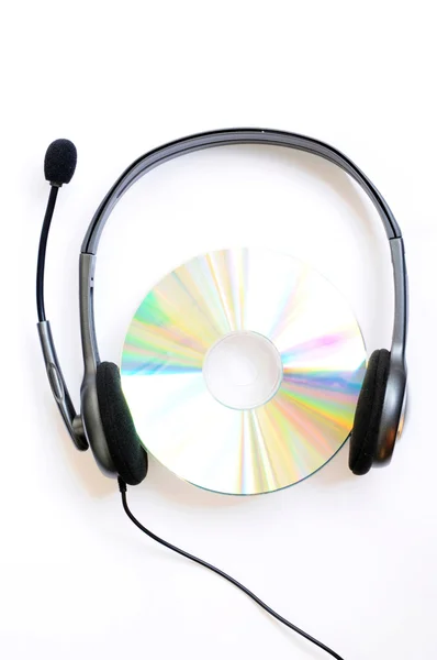 Hörlurar med en CD-skiva — Stockfoto