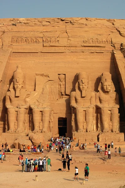 Monumento histórico de los famosos Ramsés II en Abu Simbel en Egipto —  Fotos de Stock