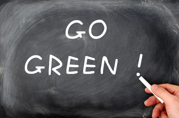 "去绿色"写在污迹的黑板背景 — 图库照片