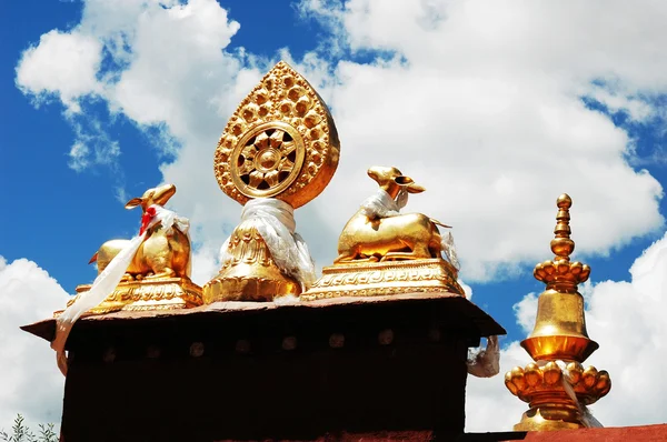 Telhado dourado de um lamasery tibetano — Fotografia de Stock