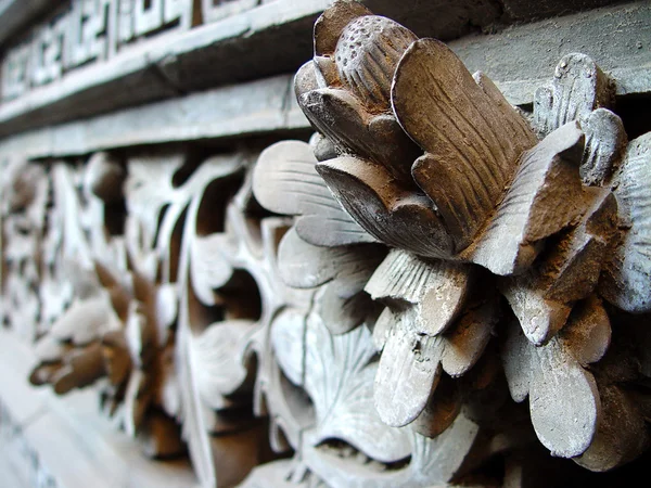 Arte de escultura de madeira antiga de lótus — Fotografia de Stock