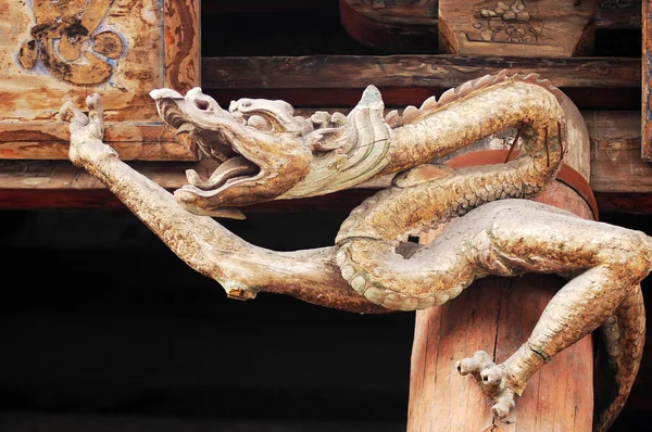 Arte antica scultura in legno di drago — Foto Stock