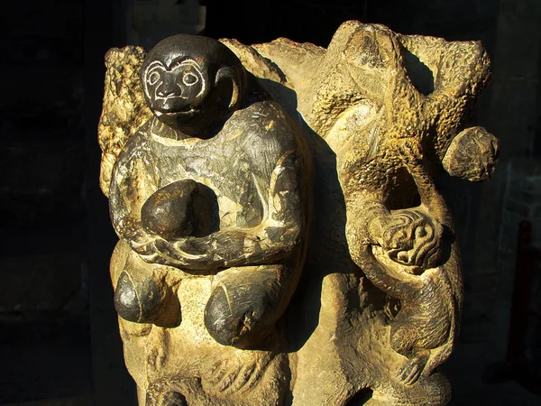 Arte de escultura rupestre antiga de macaco — Fotografia de Stock