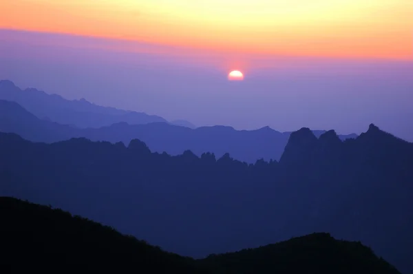 Krajina slunce na vrcholu hory — Stock fotografie