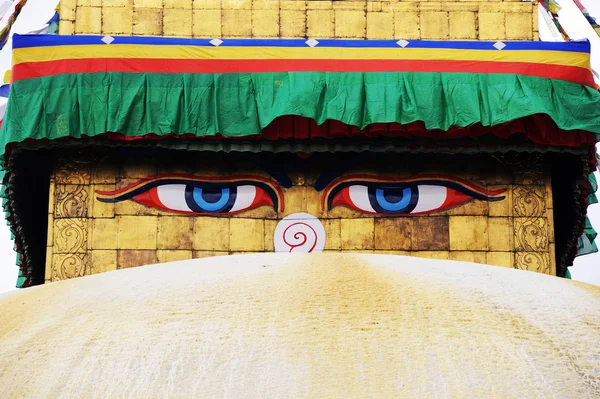 Gli occhi di Buddha sulla pagoda dorata — Foto Stock