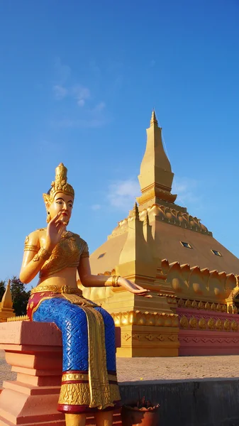 Zlatá socha Buddhy a chrám — Stock fotografie