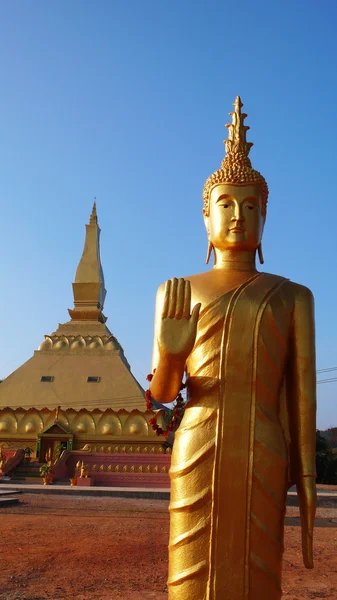 Goldene Buddha-Skulptur und Tempel — Stockfoto