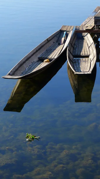 Boote mit Spiegel im Wasser — Stockfoto