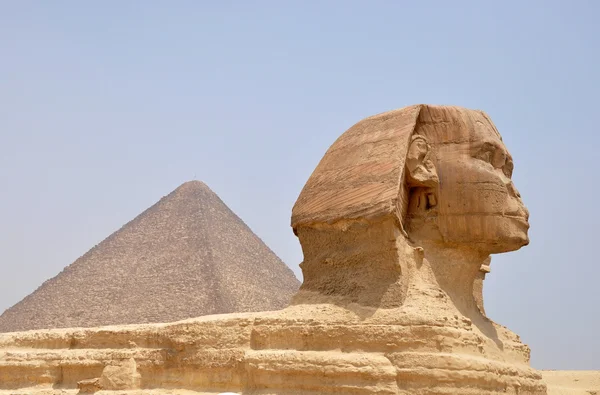 Сфинкс и пирамида Гиза — стоковое фото