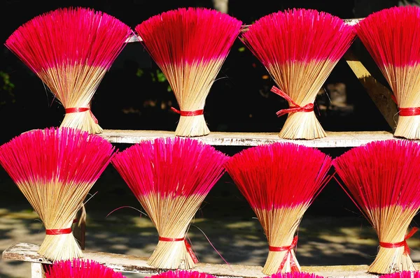 Rode wierook of joss sticks voor boeddhistische gebeden — Stockfoto