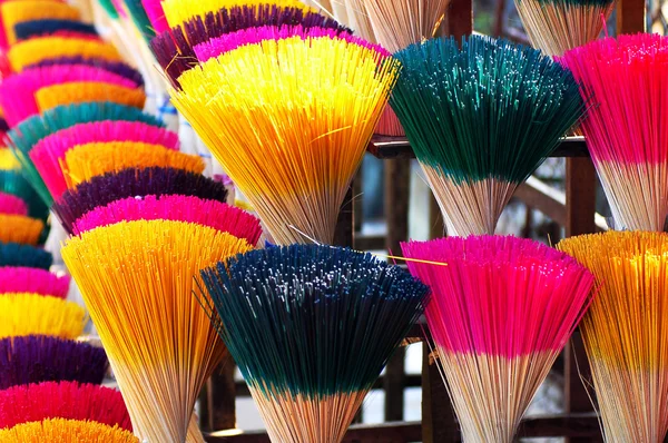 Kleurrijke wierook of joss sticks voor boeddhistische gebeden — Stockfoto