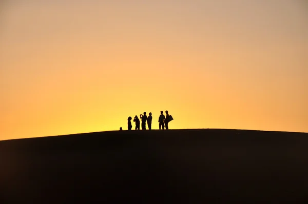 Silhouette of travelers at sunset — Stock Photo, Image
