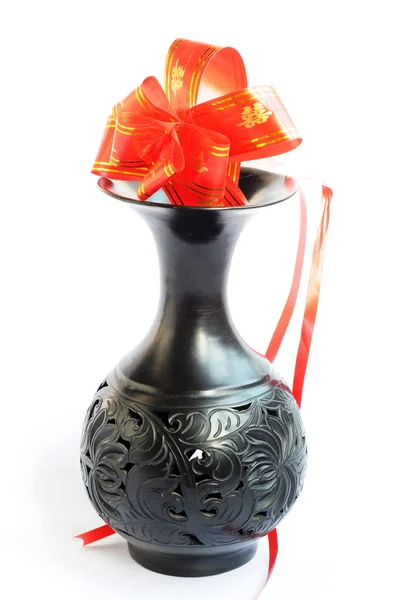 黑色与红色的吉祥结的花瓶 — 图库照片