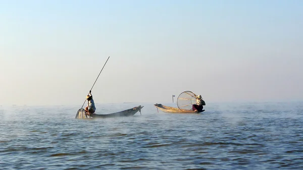 Pescadores pescando en un lago en Myanmar — Foto de Stock