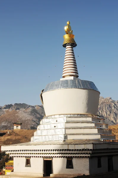 Vita stupa i en tibetanska tempel — Stockfoto