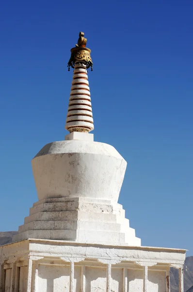 Estupa branca em um claustro tibetano — Fotografia de Stock