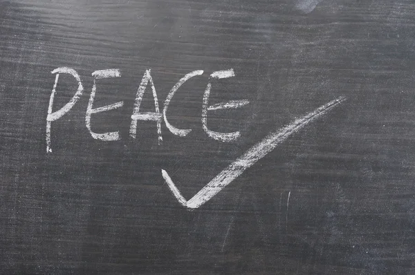 Ειρήνη - λέξη που γράφεται σε έναν πίνακα — Φωτογραφία Αρχείου