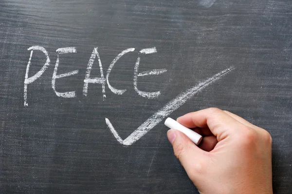 Ειρήνη - λέξη που γράφεται σε έναν πίνακα — Φωτογραφία Αρχείου