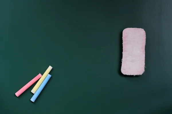 Leeg bord met Gum en krijt — Stockfoto