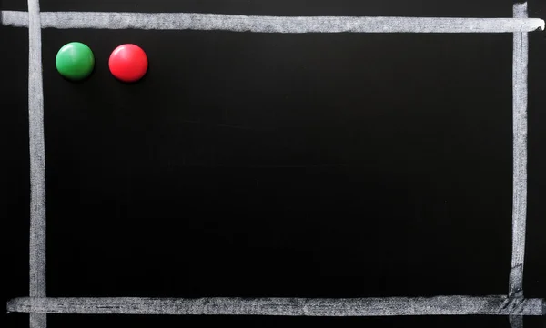 Arrière-plan tableau noir avec un cadre craie — Photo