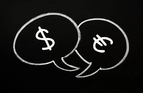 Due bolle di discorso per Dollaro e dialogo Euro su una lavagna — Foto Stock