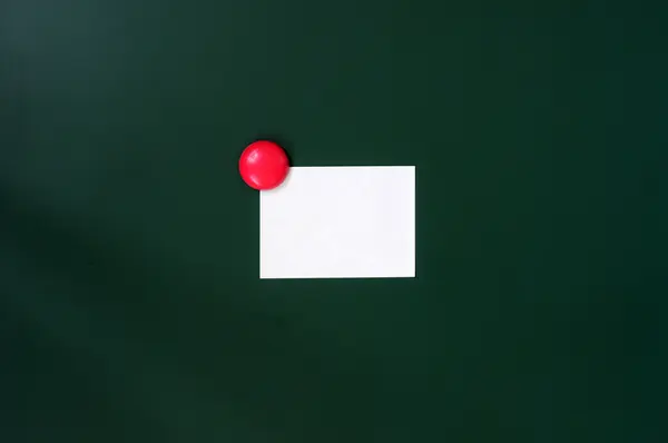 Nota de vara em branco em uma placa verde — Fotografia de Stock