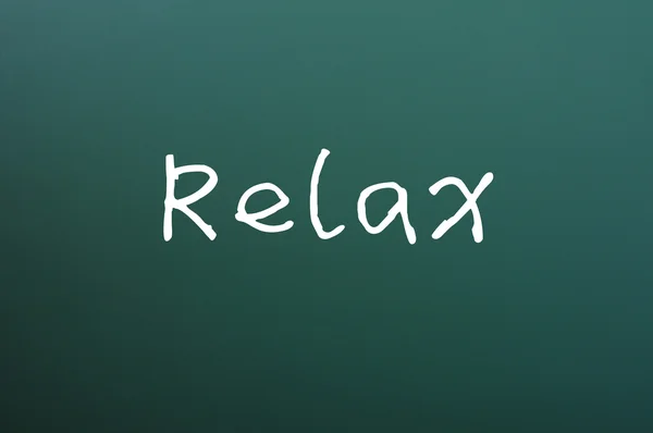 Relaxe - palavra escrita em um quadro negro — Fotografia de Stock