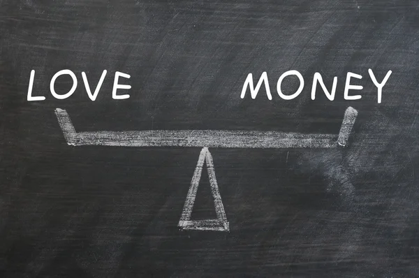 Equilíbrio de amor e dinheiro desenhado com giz em um quadro negro — Fotografia de Stock