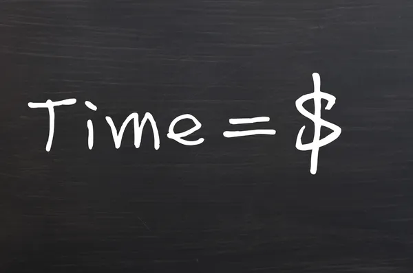 "Ο χρόνος είναι χρήμα "χειρόγραφη με άσπρη κιμωλία σε έναν μαυροπίνακα — Φωτογραφία Αρχείου