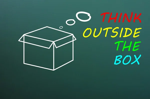 Concept van "denk buiten de doos" getekend met krijt op een schoolbord — Stockfoto