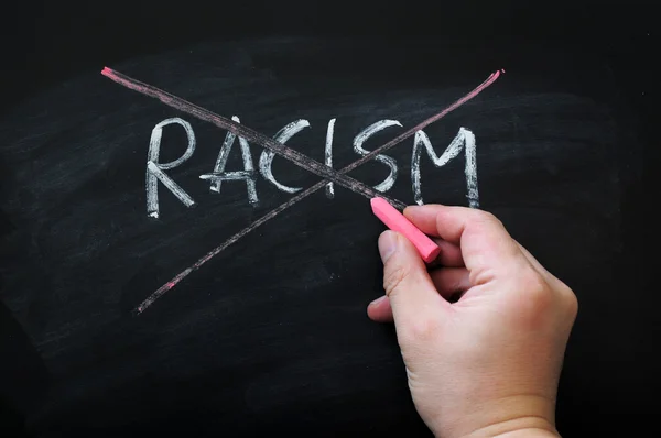 Σταυρός του ρατσισμού σε φόντο δαχτυλιές μαυροπίνακα — Φωτογραφία Αρχείου