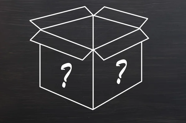 Caixa aberta com pontos de interrogação desenhados em quadro negro borrado — Fotografia de Stock