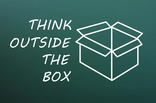 Έννοια της «σκεφτείτε έξω από το κιβώτιο «σε μια Πράσινη chalkboard — Φωτογραφία Αρχείου