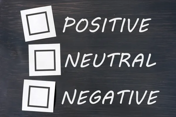 Feedback negativo neutro positivo em um quadro-negro — Fotografia de Stock