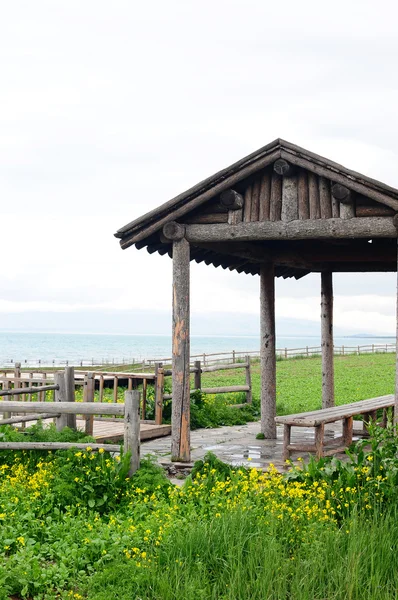 Trä pavilion och staket i Vall-och betesmark — Stockfoto
