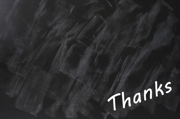 Obrigado escrito em um fundo de quadro negro borrado — Fotografia de Stock