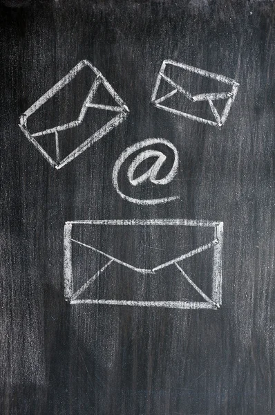 Desenho de giz de símbolos de email em um quadro-negro — Fotografia de Stock