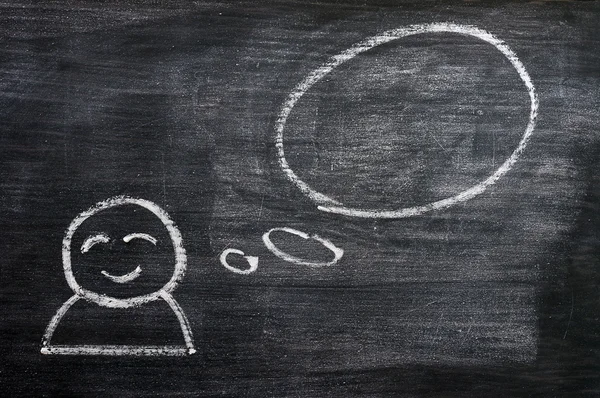 Boş konuşma balonu bir tahta arka plan üzerinde çizilmiş bir adam figürü — Stok fotoğraf