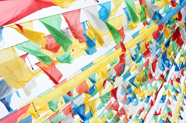 Bandeiras de oração tibetanas ao vento — Fotografia de Stock
