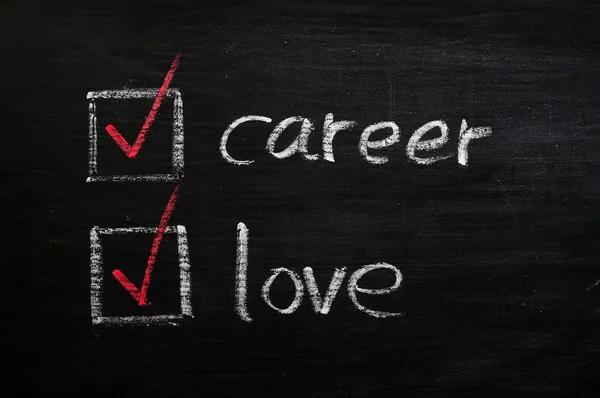 Liefde en carrière keuzes met selectievakjes op een schoolbord — Stockfoto