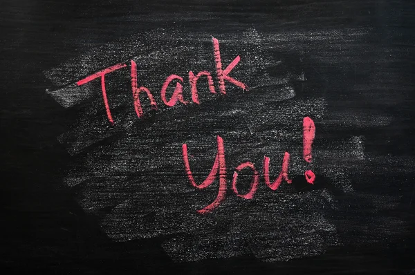 Dank u geschreven met rood krijt op een bevlekt schoolbord. — Stockfoto