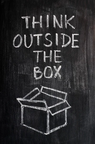 Begreppet "tänka utanför boxen", dras med krita på en svart tavla — Stockfoto