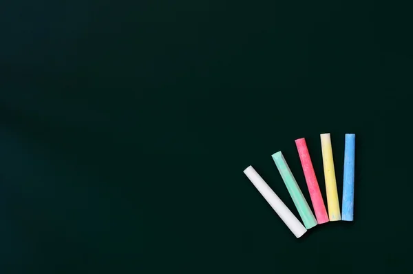 Giz colorido em um quadro-negro verde — Fotografia de Stock