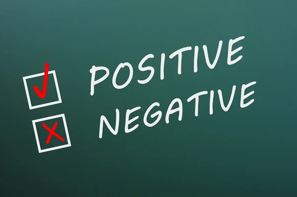 Desenho em giz de Positivo e Negativo com caixas de seleção — Fotografia de Stock