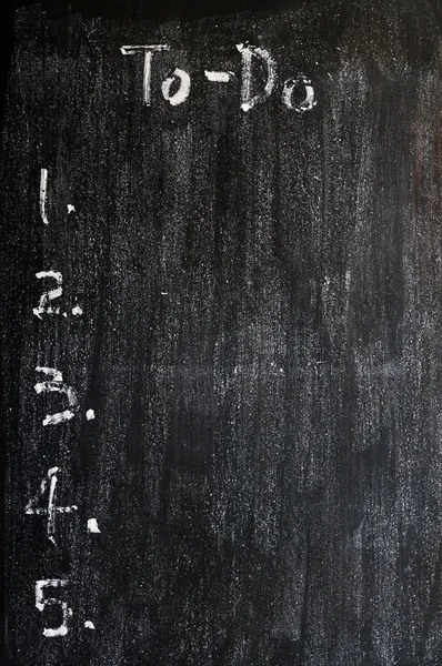 Lista de tarefas em branco em um quadro negro borrado — Fotografia de Stock
