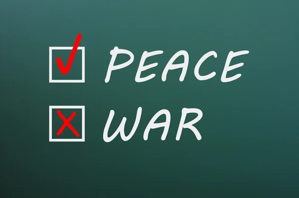 Paz e guerra com caixas de seleção em um quadro verde — Fotografia de Stock
