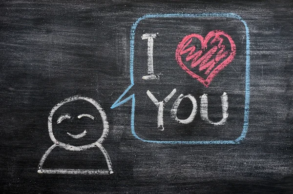 Sprechblase mit einer Cartoonfigur, die sagt, ich liebe dich auf einem Tafel-Hintergrund gezeichnet — Stockfoto