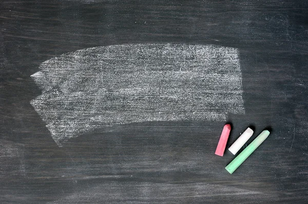 Suddig blackboard bakgrund med krita och kopiera utrymme — Stockfoto