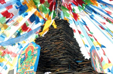 Tibet dua bayrakları ve mani kayalar